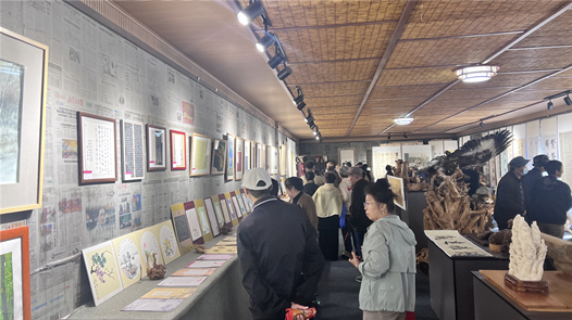 扎兰屯市第三届职工美术书法作品展开展